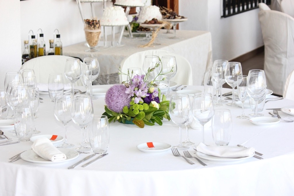 Festlich gedeckte Tafel mit Blumenschmuck für eine Hochzeit